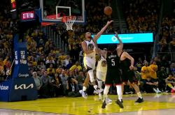 九游登录入口库里巅峰对决，穆古鲁扎与90激战勇士分钟，惊险取胜胜负难料！的简单介绍