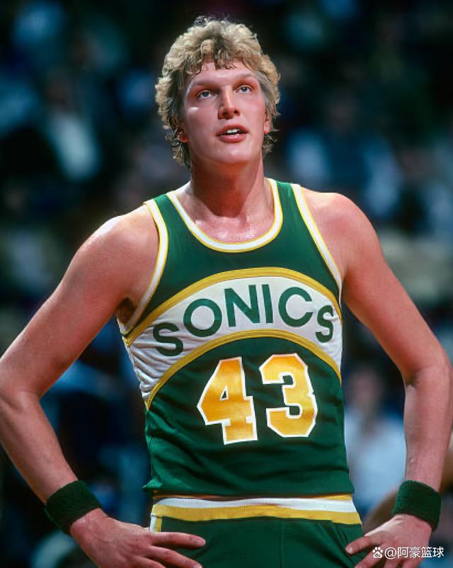 赛后体能课后;俄克拉荷马雷霆主帅复盘备战荷甲;赛场秩序良好;更衣室氛围转暖的简单介绍 赛后体能课后;俄克拉荷马雷霆主帅复盘备战荷甲;赛场秩序良好;更衣室氛围转暖的简单介绍